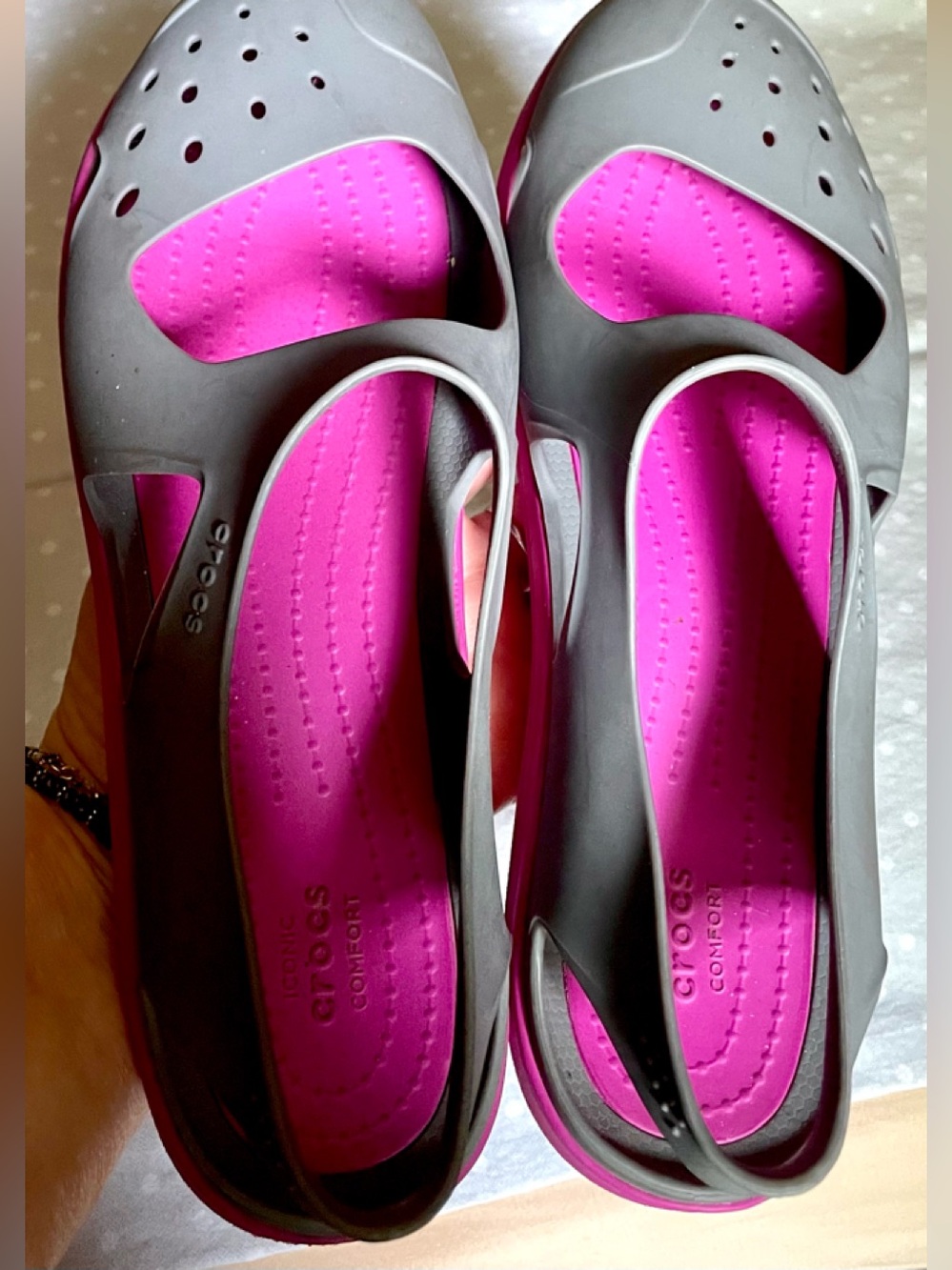 Crocs Gray Fuchsia Hot Pink Cutout Detail Sling Back Flat Shoes Women’s Size 8